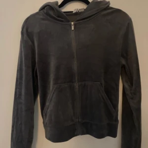 Grå zip-up hoodie - Superskön, grå hoodie i velour från H&M Divided. Storlek M, men passar bäst på S, jag själv har S och tyckte M passade perfekt (då den är lite tajt, behövde man gå upp en storlek)💗Materialet är velour. Vid minsta fundering, hör gärna av dig🫶🏼