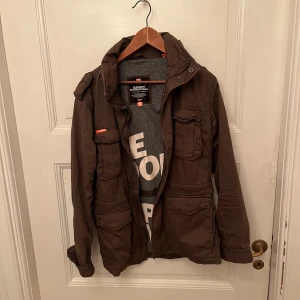 Superdry fieldjacket  - Säljer en grön fieldjacket från superdry, den är i mycket bra skick och har inga defekter.