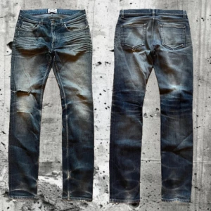 Acne jeans med slitningar - Sjukt feta acne jeans med en galen tvätt! Jeansen är i väldigt bra skick och sjukt ovanliga! Hör av er vid frågor. 