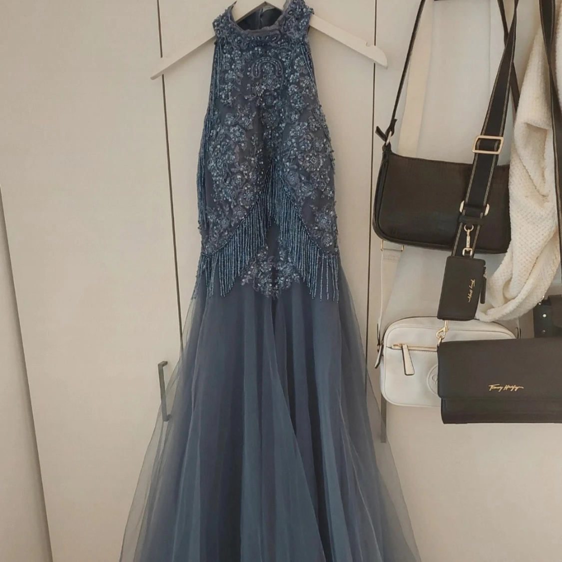 Blå långklänning med pärlor och fransar