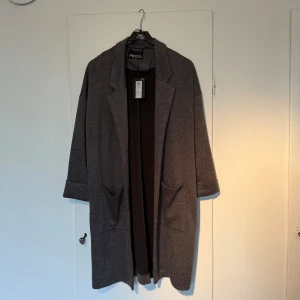 Jacka - Jacka/kappa oanvänd med lappen kvar. Storlek xl från pieces