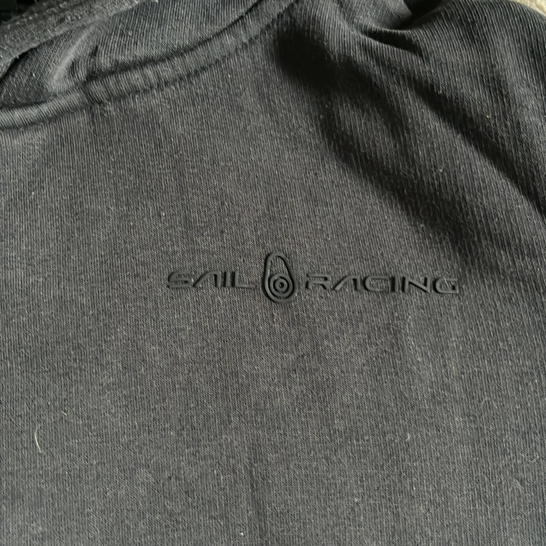Svart hoodie från Sail Racing - 2