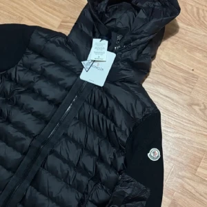 Monclear cardigan - Monclear cardigan jätte varm och skön. Nfc taggen fungerar och allt annat är perfekt riktig men har tappat bort kvittot