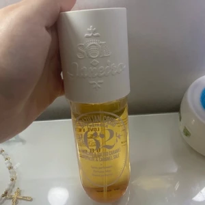 Hell ny Sol de Janeiro Brazilian Crush Body Fragrance Mist (priset kan diskuteras vid snabb affär) - Säljer hell ny Sol de Janeiro Brazilian Crush Body Fragrance Mist doftar pistage och salt karamell. En parfymmist som kan användas på hela kroppen. Säljs pågrund av inte använder den.   Kolla gärna mina andra auktioner med massa smink, hudvård, kläder, doft och massa annat.