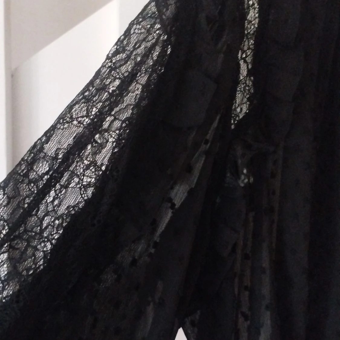 Svart prickig blus från Reserved - 4