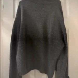 Mörkgrå stickad polotröja - Mycket fint skick kan komma överens om bra pris vid snabb affär .