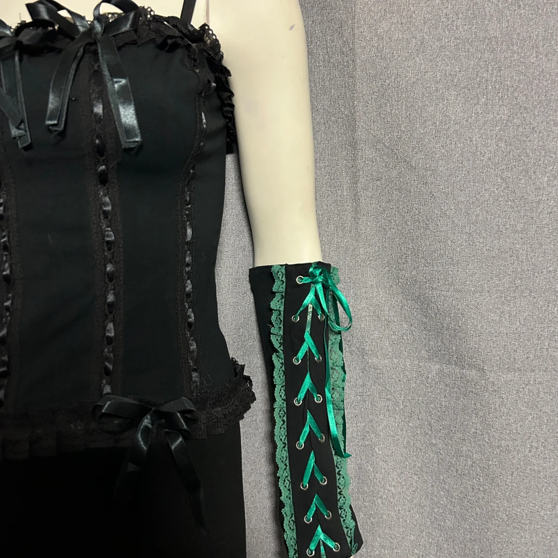 Svarta långa handskar med grön snörning