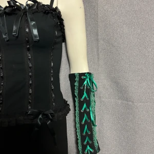 Svarta långa handskar med grön snörning - Helt nya långa handskar. Material i stretchig bomullstrikå.