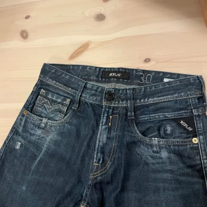 Replay Jeans Anbass  - Säljer dessa eftersom jag köpte dem på Plick men säljaren hade krympt de i tvätten och sagt att de var en annan storlek. De är ganska små och ni får gärna skriva era mått så du vet att de passar. Priset går att förhandlas 🫡
