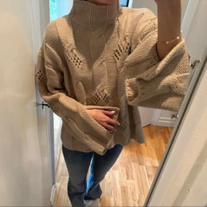 Beige stickad polotröja med kabelmönster - Jätte mysig söt tröja från zara som är kabelstickad, den har inga defekter alls då den endast använt en gång sedan aldrig kommit till användning 💕💕