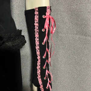 Långa handskar i onesize - Helt nya långa handskar i stretchig bomullstrikå. Storlek onesize.