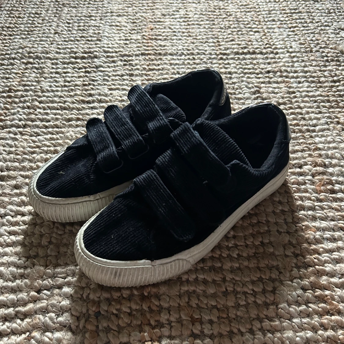 Svarta sneakers i manchester