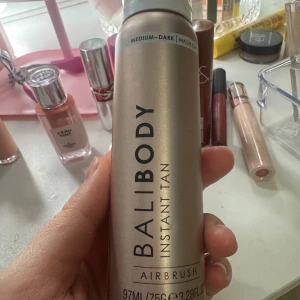 Bali Body Instant Tan Airbrush - Säljer en Bali Body Instant Tan Airbrush i färgen medium-dark. Kommer i en snygg metallisk beige sprayflaska på 97 ml. Perfekt för att snabbt få en solkysst look med airbrush-effekt. Enkel att applicera och tvättas av med vatten.