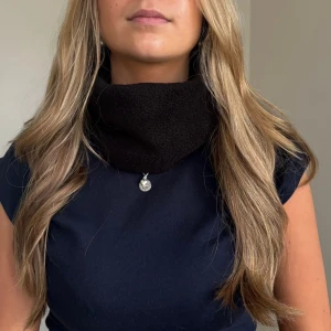 Buff - Svart fleece buff- noir🖤 Handgjorda av vårat uf företag - Beyondbuff. Det finns ett begränsat antal så hör gärna av dig innan du köper🤎Mått: 17 höjd, 27 bredd (rakt över)