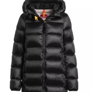 Svart lång dunjacka Parajumpers - Säljer en svart, lång dunjacka från Parajumpers med huva och snygga detaljer som gul rem vid halsen och logga på ärmen. Jackan har quiltad design, dragkedja framtill och är riktigt puffig. Perfekt för kalla dagar och har en clean, modern look.