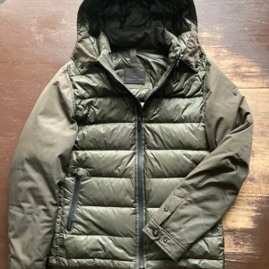 Massimo Dutti jacka - Snygg olivgrön pufferjacka från Massimo Dutti med huva och flera praktiska fickor och stilren design. Väl omhändertagen men små tecken på användning, fråga på ifall intresserad!🙌