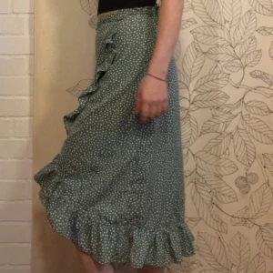 Grön omlottkjol från Vero Moda - Grön omlottkjol från Vero Moda i storlek S. Fint skick🌸  Kolla gärna in mina andra artiklar också för lite bundle-rabatt😊