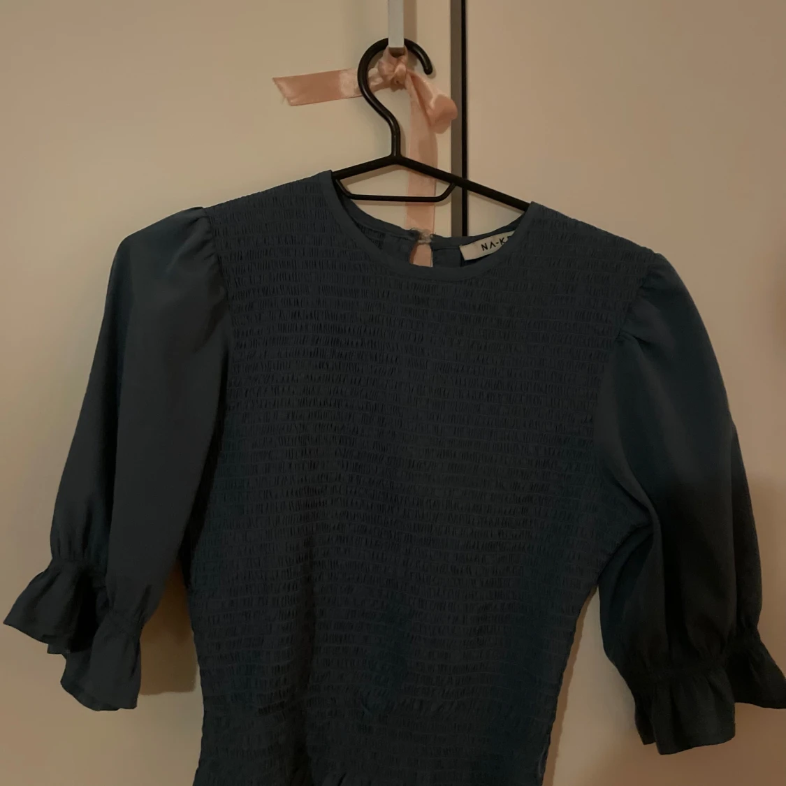 Mörkblå toppmed puffärm från NA-KD