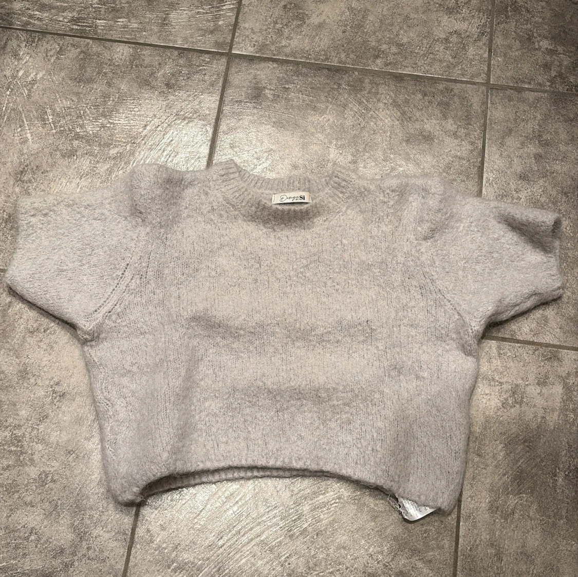 Ljusgrå croppad stickad tröja