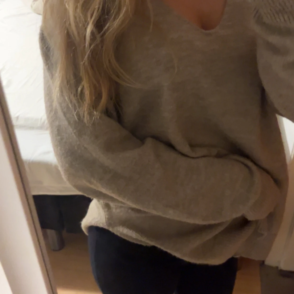 Beige stickad tröja med v-ringning