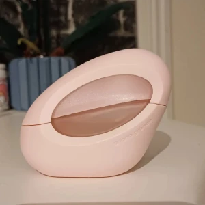 Ariana Grande Mod Blush parfym 30 ml - Trendig Mod Blush parfym från Ariana Grande i en unik, modern flaska. Innehåller 30 ml Eau de Parfum. Perfekt storlek att ta med i väskan. Testad någon gång, typ 95% kvar i flaskan.