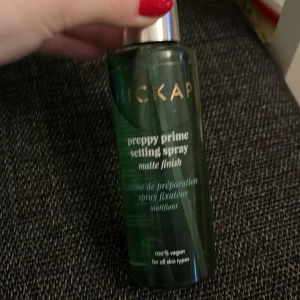 Hickap  Setting Spray - Grön flaska med silvrig pump från Hickap, Preppy Prime Setting Spray med matt finish. 100% vegansk och passar alla hudtyper. Perfekt för att fixera sminket och ge en fräsch, matt look hela dagen. Endast testad. 