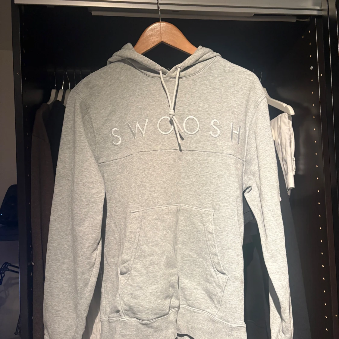 Grå hoodie från Nike Swoosh