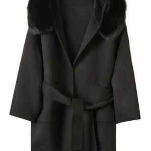 Svart kappa med päls från Danij Maglic - Svart kappa från Dennis Maglic i storlek S. Endast använd några gånger, i nytt skick. Pris 3500kr. 