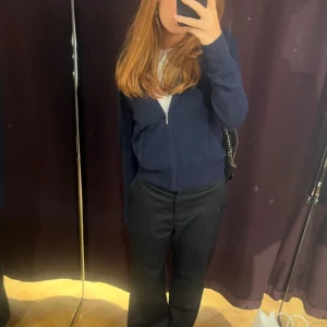 Mörkblå hoodie i kashmir från Soft Goat - Mysig mörkblå hoodie från Soft Goat i lyxig kashmir. Tröjan har dragkedja, huva med snörning och två fickor framtill. Perfekt för hösten! Pris går att diskutera!  Nypris 2500kr! Pris + frakt 🫶🏻🫶🏻🫶🏻