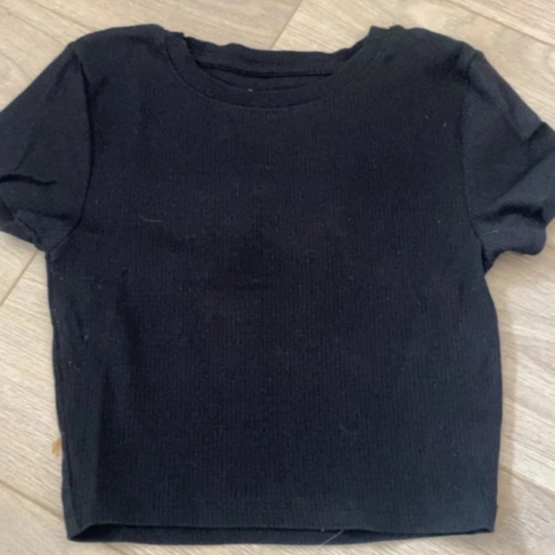 Svart ribbad croppad topp