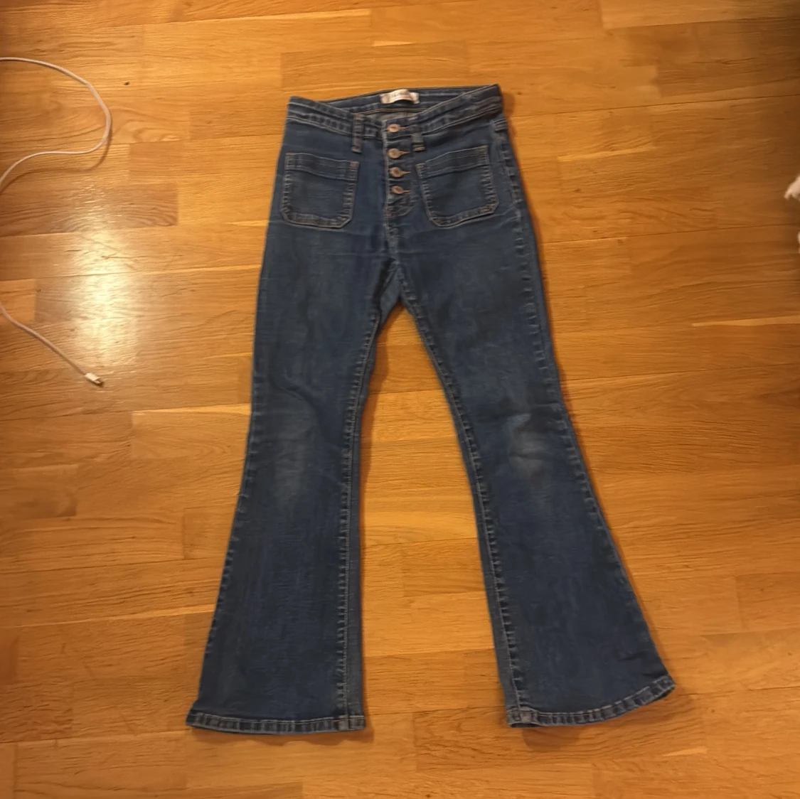 Blå jeans med knappar