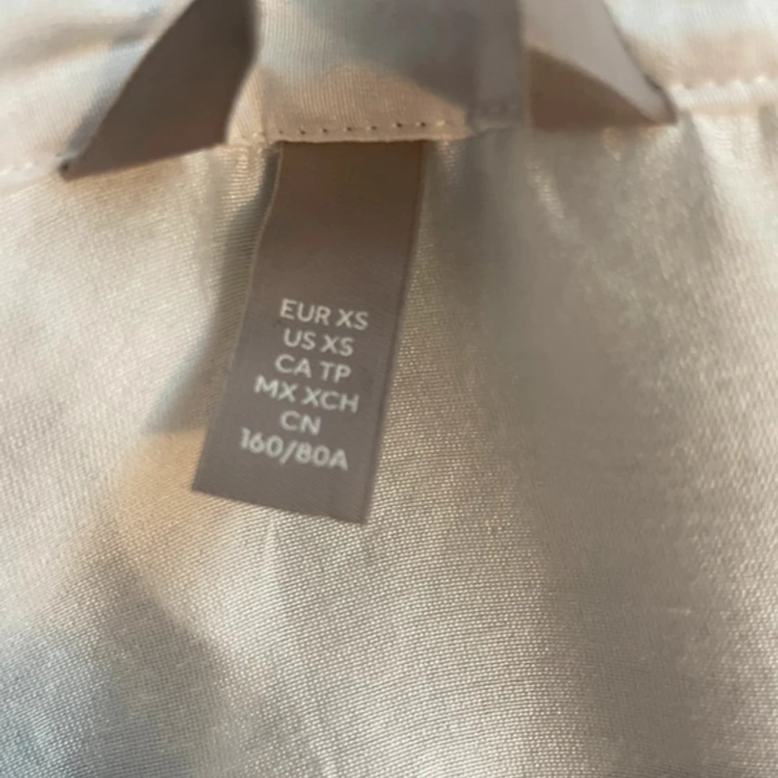 Vit blus med volangkrage XS - 3