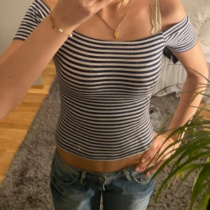 Randig off shoulder  - Randing off shoulder tröja. Nyskick. 