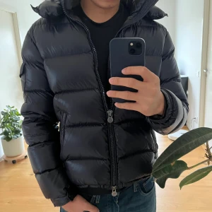 Moncler Maya  - Snygg mörkblå Moncler jacka. Jag är 184cm. Lite osäker på äktheten därav priset, men Nfc-tagg och Qr-kod funkar. Hör gärna av er vid frågor! 🙌🙌