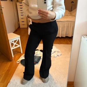 Svarta low waist kostymbyxor - Svarta kostymbyxor bootcut och lågmidjade💕från Gina Tricot, aldrig använda