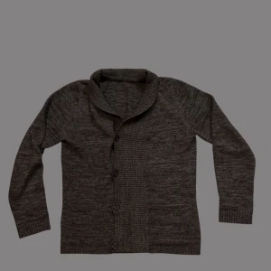 Mörkgrå stickad kofta med knappar - Vädligt snygg kofta. Perfekt inför vintern😁 hör av dig vid funderingar🫡