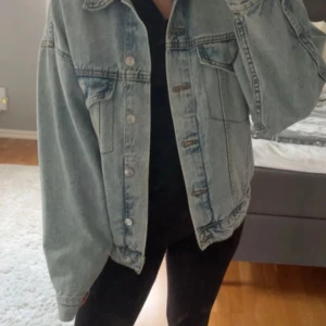 Oversized ljusblå jeansjacka Gina S  - Loose denim jacket Gina tricot Säljer en oversized ljusblå jeansjacka  Ny kostar 600kr