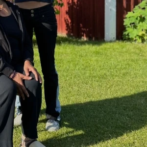 Svarta jeans lowwaist  - Svarta jeans. Lowwaist, slitning/hål på vänstra knät. Har sytt om de till bootcut själv. De är sydda väldigt noggrant! Fler bilder kan tas vid intresse! Passar mig perfekt som har strl 36/S 