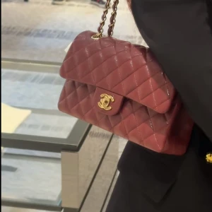 Röd quiltad axelväska  - Helt ny väska i äkta skick. Medföljer boxen.