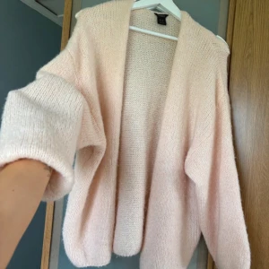 Ljusrosa  kofta från Lindex  - Mysig och oversized ljusrosa stickad kofta från Lindex. Materialet är mjukt och fluffigt, vilket gör den extra skön att bära under kyliga dagar.💗🥂