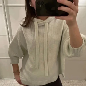 Beige stickad hoodie från HM - Säljer nu denna stickade hoodien ifårn HM då den inte används🥰skriv vid frågor 