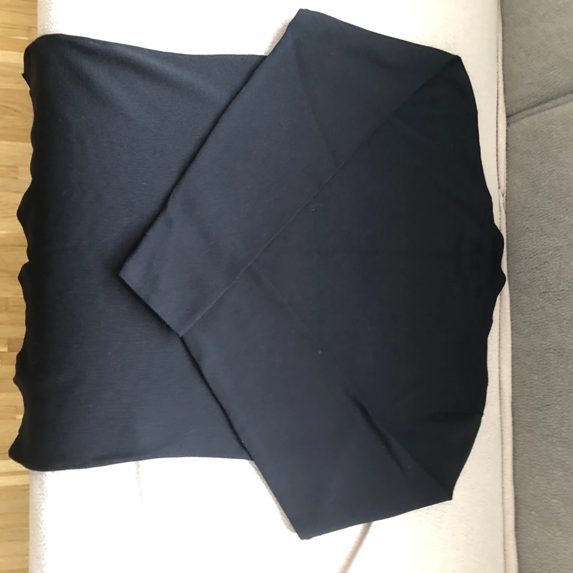 Svart polotröja med pärldetaljer - 3