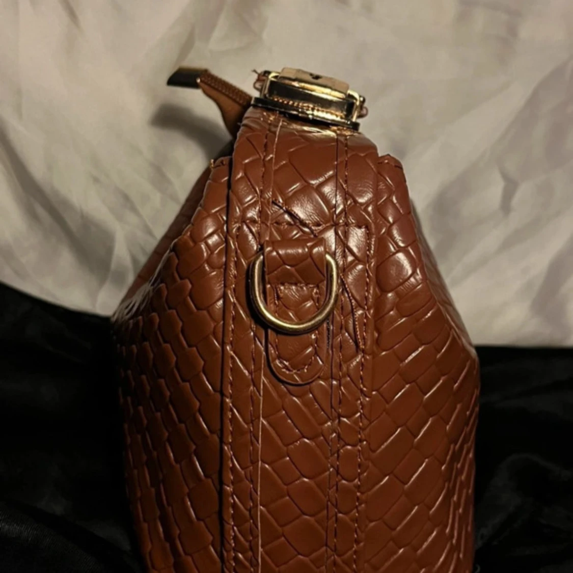 Brun flätad handväska i skinnimitation - 1