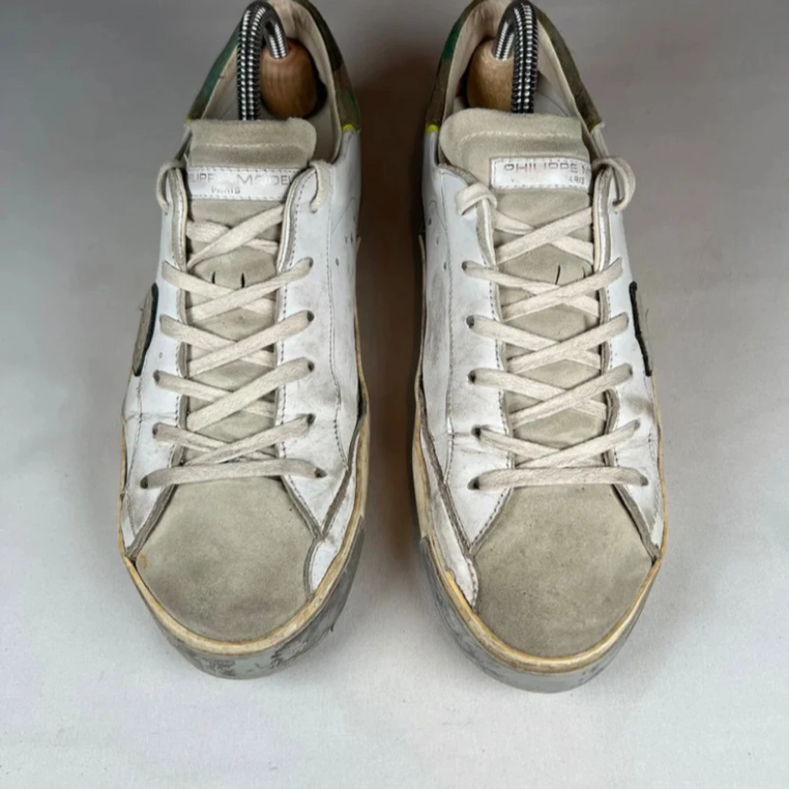 Philippe Model vita sneakers med grön häl - 1