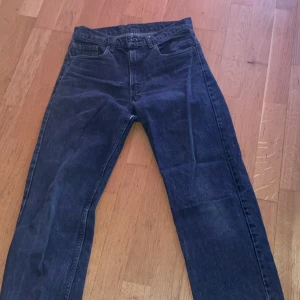 Levi's 505 mörkblå jeans straight fit - Mörkblå Levi's 505 jeans med klassisk rak passform och femficksdesign. Jeansen har normal midja och är tillverkade i slitstarkt denimtyg. Perfekta för dig som gillar en tidlös och clean look. Ikonisk läderpatch bak i midjan.
