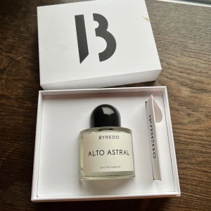 Byredo Alto Astral 50ml EdP - Byredo Alto Astral Eau de Parfum i snygg originalförpackning. 50ml och 95% är kvar om jag gissar. En av de nyaste parfymerna från Byredo   En exotisk, ren, kokosdoft. Köpt för 1700 kr på NK, pris kan diskuteras 
