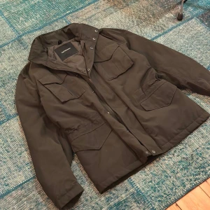 Peak performance Field jacket - Tjena! Nu finns denna riktigt goa peak performance field jackan i färgen mörkgrön till salu. Den är i bra skick utanför att den tyvärr har märken på sig vid ryggens väck från gammalt klister, man borde kunna få bort det mesta av det om man lägger ner lite tid! Man ser däremot inte dessa märkena oftast när man har på sig jackan (kolla sista bilden). Därav är priset lite lägre, men som sagt annars är den i topp skick!