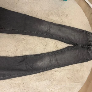 Grå jeans från ONLY - Jeansen är midwaist och stretchiga, i storlek xs och längd 32 super snygg färg 🩶