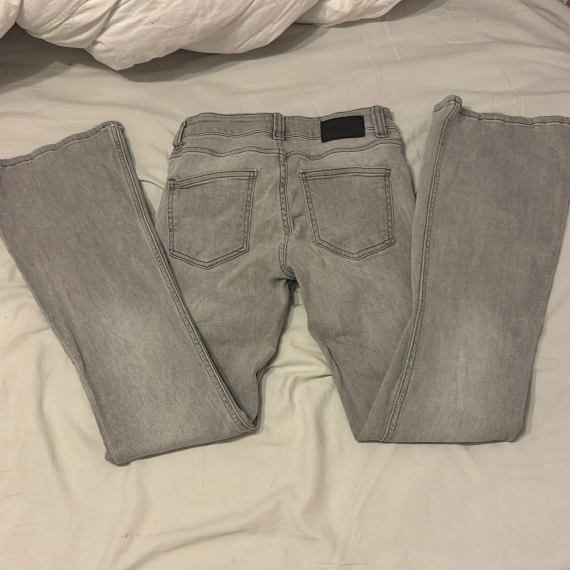 Grå bootcut jeans från 157