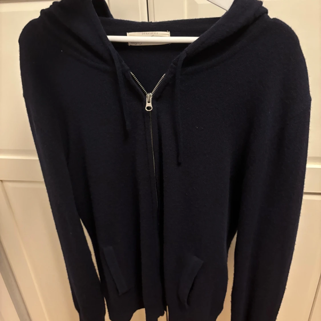 Mörkblå Kashmir hoodie från Sayless - 1